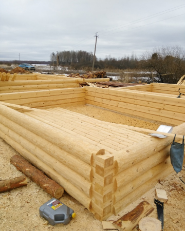 Сруб бани 4,1х5,1 м из рубленного бревна (в лапу, полулафет), пятистенок