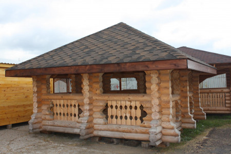 Закрытая беседка из бревна 20 м кв