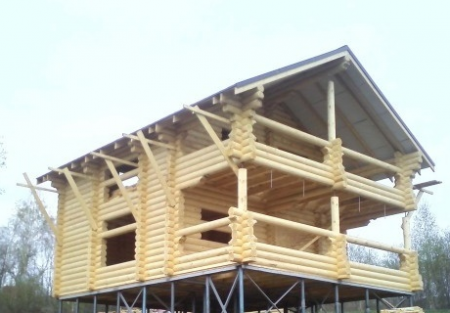 Сруб дома на сваях 7,5х8 м (+2 м терраса) из бревна (145 кв.м)