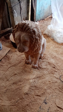 Деревянная скульптура сидящего льва