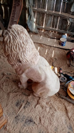 Деревянная скульптура сидящего льва
