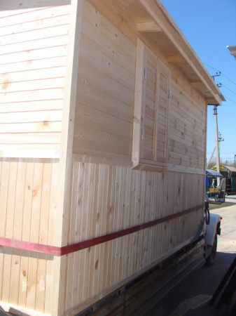 Бытовка со ставнями на окнах 2,3х4 м, крыша - рубероид