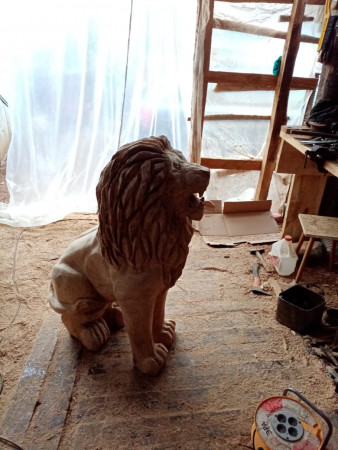 Деревянная скульптура ревущего льва