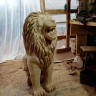 Деревянная скульптура ревущего льва