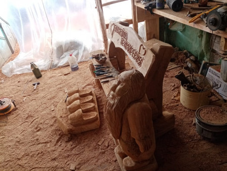 Оригинальная скульптура «Скамейка примирения»