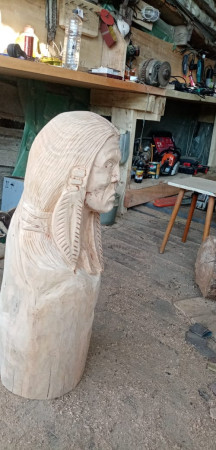 Деревянная скамья со скульптурами арапахо и орла