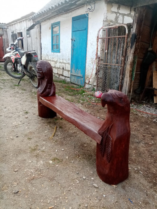 Деревянная скамья со скульптурами арапахо и орла
