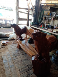 Деревянная скамья со скульптурами животных