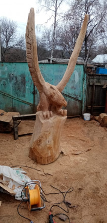 Парковая скульптура орла на постаменте