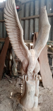 Парковая скульптура орла на постаменте