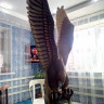 Парковая скульптура орла на постаменте