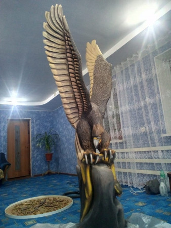 Парковая скульптура орла на постаменте