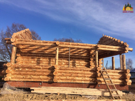 Одноэтажный дом из дикого сруба 8х10 м