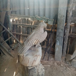 Парковая статуя орла на высоком постаменте