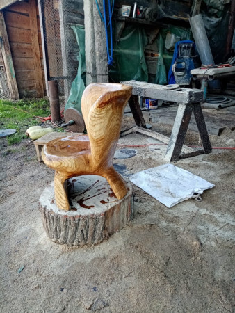 Деревянный стульчик со спинкой — скульптура для детской площадки