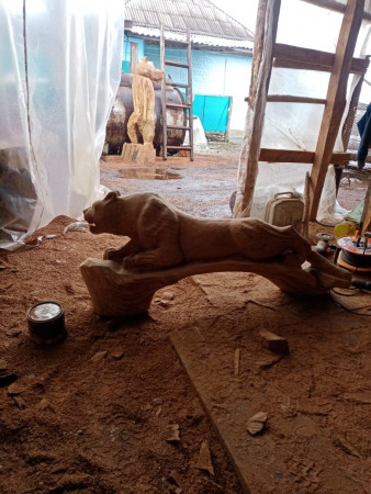 Парковая фигура лежащей тигрицы