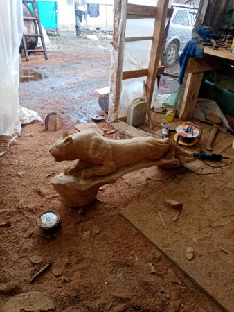 Парковая фигура лежащей тигрицы