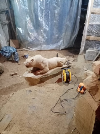 Парковая фигура лежащей тигрицы