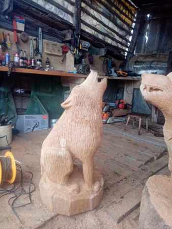 Садовая фигура воющего волка на постаменте