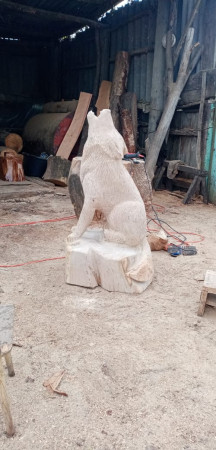 Садовая фигура воющего волка на постаменте