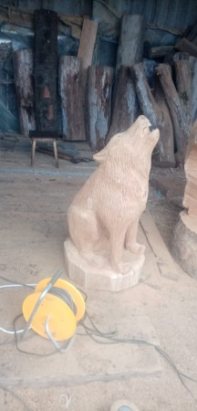 Садовая фигура воющего волка на постаменте