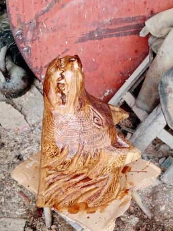 Парковая фигура волчьей головы