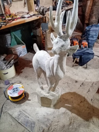 Парковая скульптура олененка с рогами