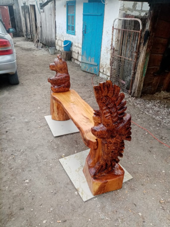 Парковая скамья с фигурами медведя и птицы