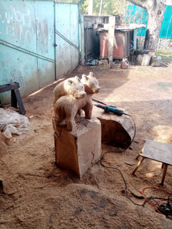 Парковая скульптура медвежат на постаменте