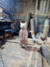Скульптура медвежонка стоящего на задних лапах