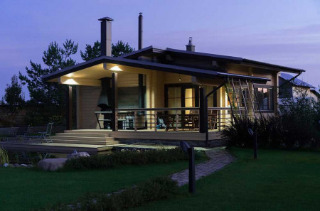 Небольшой загородный дом из клеёного бруса с сауной и террасой, 80 м²