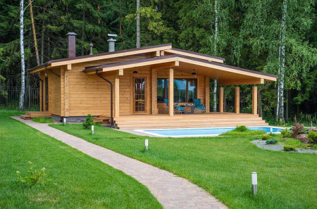 Небольшой загородный дом из клеёного бруса с сауной и террасой, 80 м²