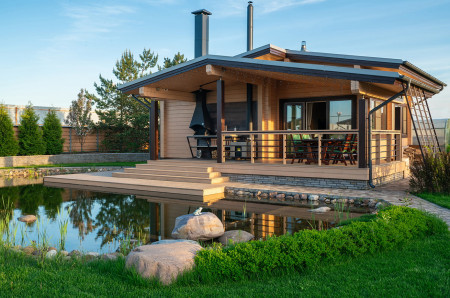Небольшой загородный дом из клеёного бруса с сауной и террасой, 80 м²