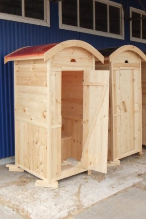 Туалет деревянный, крыша поликарбонат цветной
