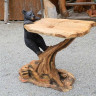 Садовый столик вырезанный из дерева с фигурой медвежонка