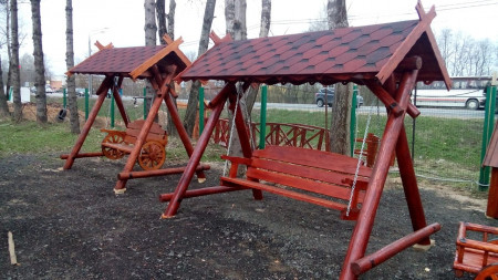 Деревянная скамья-качели для сада