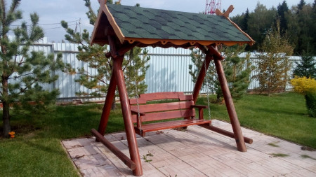Деревянная скамья-качели для сада