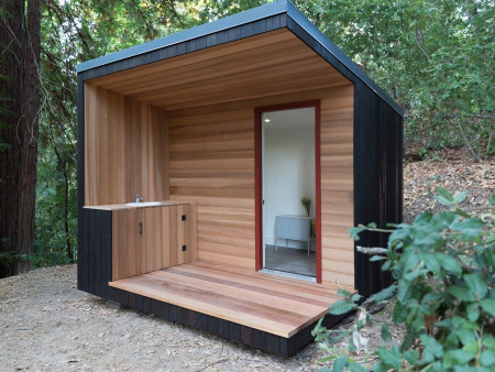 Современный уличный туалет с душем, 2,5 на 2 м.