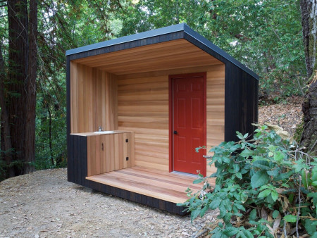 Современный уличный туалет с душем, 2,5 на 2 м.