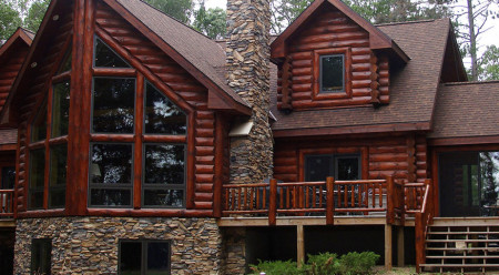 Чем лучше покрасить фасад деревянного дома: 5 вариантов